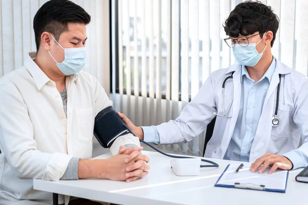 Male Doctor Medical Face Mask Using Sphygmomanometer Checking Blood Pressure — Stock Photo, Image