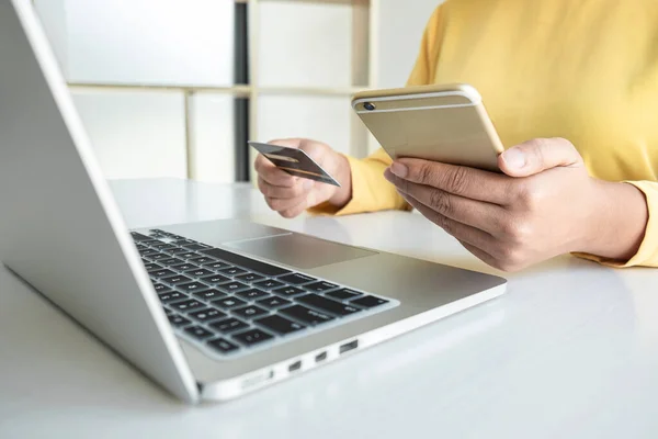 Mulher Usando Cartão Crédito Smartphone Registrar Pagamentos Código Segurança Compras — Fotografia de Stock