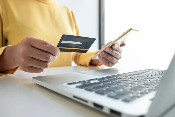 Kobieta Korzystająca Karty Kredytowej Smartfona Kod Bezpieczeństwa Płatności Online Zakupy — Zdjęcie stockowe