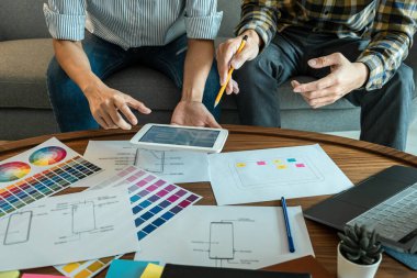 Profesyonel Web / Grafiksel Tasarımcı Planlama Yaratıcı Takımı, cep telefonu uygulaması ve geliştirme şablonu için web sitesi uygulaması çizimi, prototip wirefram süreci, Kullanıcı deneyimi.