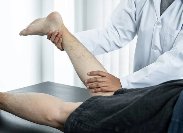 Fyzioterapeutka Provádějící Léčení Rehabilitaci Poraněné Nohy Kotník Pacienta Protáhnutím Fyzickým — Stock fotografie