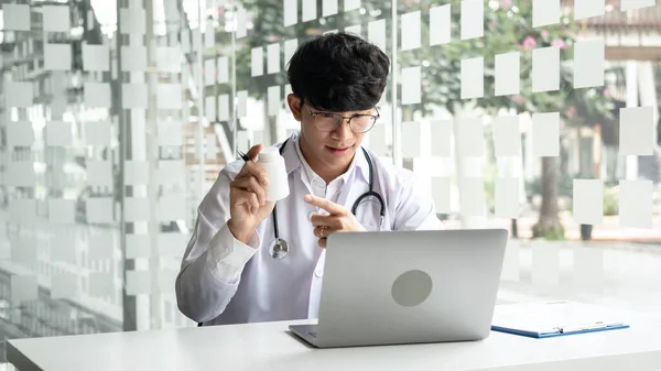 Male Doctor Pointing Bottle Pill Recommend Medication Treatment Patient Video — Stock Photo, Image