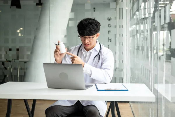 Médico Masculino Está Apuntando Botella Píldora Para Recomendar Medicamentos Tratamiento — Foto de Stock