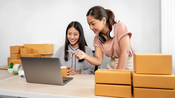 Mujer Asiática Colega Está Comprobando Orden Del Cliente Ordenador Portátil —  Fotos de Stock