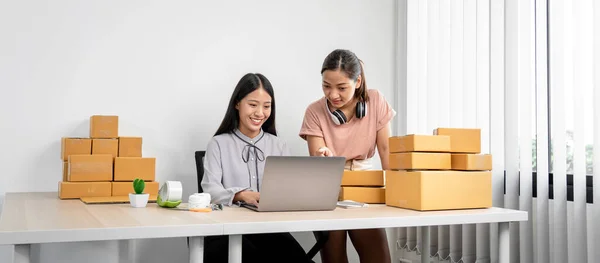 Ázsiai Kolléga Mutat Laptop Ellenőrzése Ügyfél Megrendelés Együtt Előkészíti Csomagoló — Stock Fotó