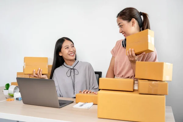 Mujer Asiática Colega Está Preparando Productos Embalaje Cajas Paquetes Para —  Fotos de Stock