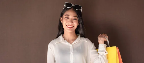 Retrato Chica Asiática Excitada Hermosa Chica Con Gafas Sol Feliz —  Fotos de Stock