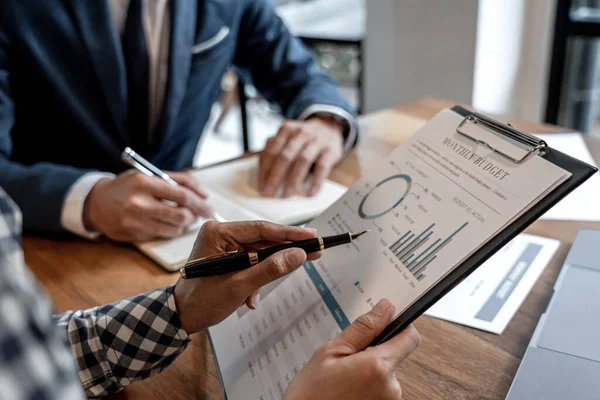 Zusammenarbeit Business Team Diskutiert Arbeitsanalyse Mit Finanzdaten Und Marketingwachstumsberichtsdiagramm Team — Stockfoto