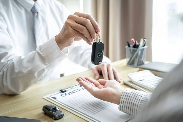 Verkoper Agent Verzenden Van Een Sleutel Naar Klant Goede Deal — Stockfoto