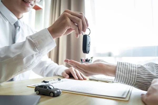 经销商经客户同意后发给客户一把钥匙 成功的汽车贷款保险合同买卖新车 — 图库照片