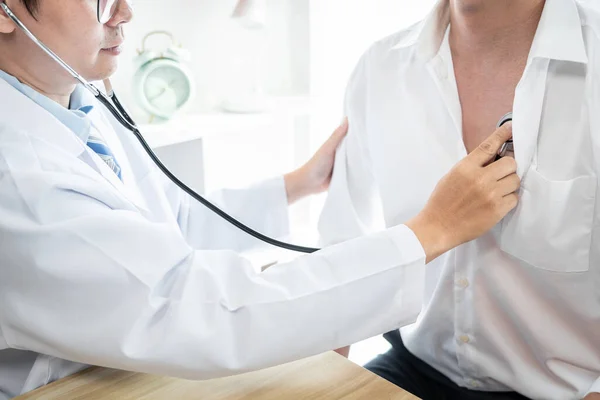 Doktor Kalp Atışlarını Steteskopla Dinleyip Kalp Atış Hızı Muayenesi Sağlık — Stok fotoğraf