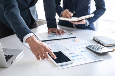Konferans için iş ekibi toplantısı, finansal veriler ve pazarlama iş stratejisi projesi ile analizlerin incelenmesi, şirketin kârını elde etmek için sunum ve beyin fırtınası