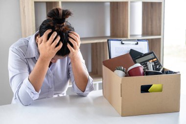 İş kadınının tüm kişisel eşyalarını ve dosyalarını kahverengi bir karton kutuya koyduğu görüntüleri istifa ve iptal sözleşmesi imzalamaktan bıktı ve strese yol açtı..
