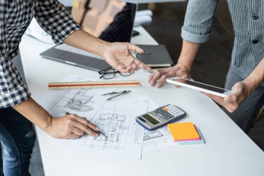 Modelleme inşaatı ve çalışma sahasında proje ortakları ve mühendislik araçlarıyla çalışmak için mühendis veya mimar toplantısı konsepti.