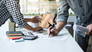 Mimari Mühendis Ekibi Toplantısı, Çizim ve mimari proje ve mühendislik araçları için çalışma, teknik çizimler üzerine çalışma kavramı.