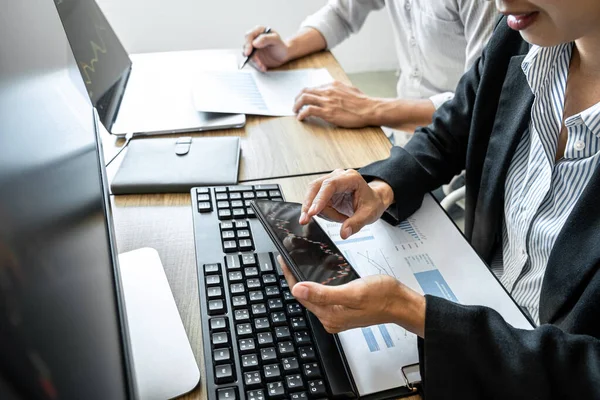 Business Team Investering Werken Met Computer Planning Analyse Van Grafiek — Stockfoto