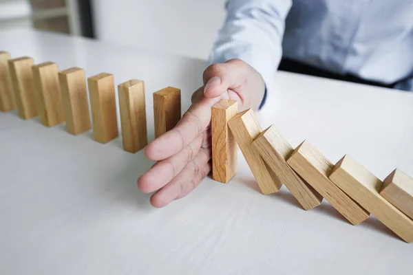 Risico Strategie Het Bedrijfsleven Close Van Zakenvrouw Hand Stoppen Houten — Stockfoto