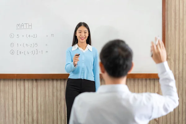 Γυναίκα Δάσκαλος Στέκεται Μπροστά Από Whiteboard Δείχνει Στο Μαθητή Για — Φωτογραφία Αρχείου