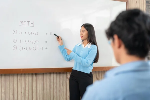 Kadın Öğretmen Beyaz Tahtanın Önünde Duruyor Matematik Dersinde Öğrencilere Açıklama — Stok fotoğraf