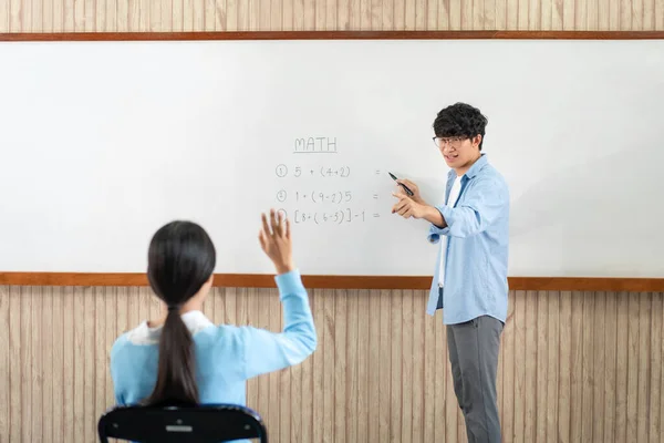 Άντρας Δάσκαλος Στέκεται Μπροστά Από Whiteboard Δείχνει Στο Μαθητή Για — Φωτογραφία Αρχείου