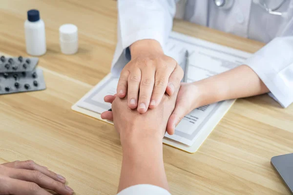 Arzt Berührt Patientenhände Für Ermutigung Und Empathie Krankenhaus Jubelt Und — Stockfoto