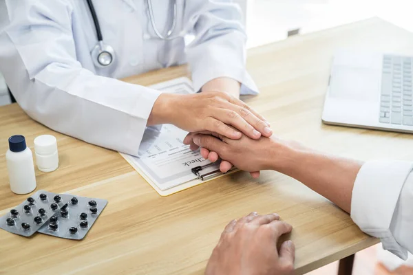 Arzt Berührt Patientenhände Für Ermutigung Und Empathie Krankenhaus Jubelt Und — Stockfoto