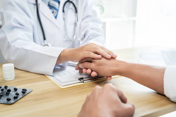 Arzt Berührt Patientenhände Für Ermutigung Und Empathie Krankenhaus Jubelt Und — Stockfoto