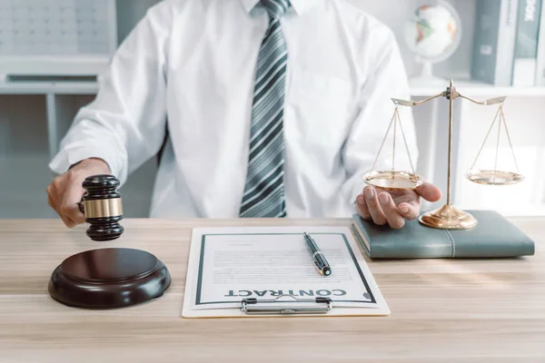 소송을 제기하기 일하는 변호사 부동산 테이블 — 스톡 사진