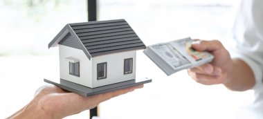 Kiralık ev, Broker acentesi müşteriye emlak kredisinin müşteri imzası anlaşmasına konut kredisi olarak sunumu ve danışma detaylarını sunar..
