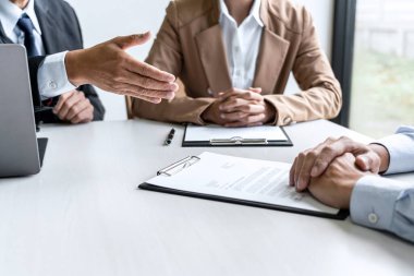 İş adamı profilini iki seçim komitesi yöneticisine anlatıyor. İş görüşmesi sırasında oturuyor, iş görüşmesi yapıyor ve işe alımla görüşüyor..