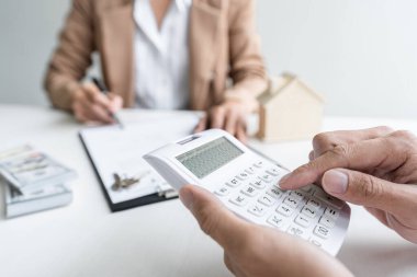Emlak komisyoncusu görüşmeleri sözleşme formuna ulaşın ve onaylanmış mortgage başvuru formu sigortasıyla anlaşma imzalama kararı için müşteriye danışın..