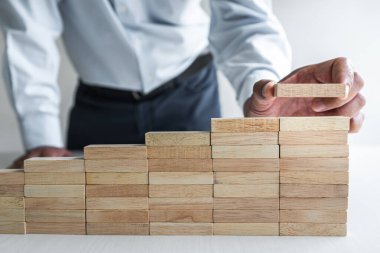 Ticari Büyüme Konsepti Odun Blokları ile Risk, iş adamının eli yığılmış ve istiflenmiş bir tahta blok, Alternatif risk konsepti, plan ve stratejisi.