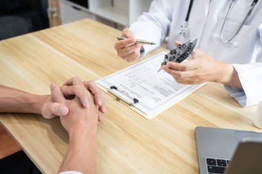 Doktor, hastayla ilaç kullanımını tartışıyor ve rapor, ilaç ve sağlık hizmetleri kavramının sonuçlarını sunarak tedavi yöntemleri öneriyor..