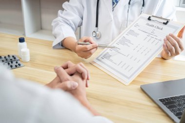 Hastalık teşhisi konan doktor, hasta tedavisi ile ilgili sorunların ortaya çıkmasından sonra bir yöntem önerdi..