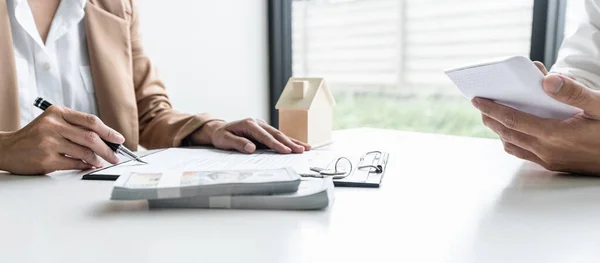 Agente Bienes Raíces Hablar Llegar Formulario Contrato Presentación Consultar Cliente — Foto de Stock