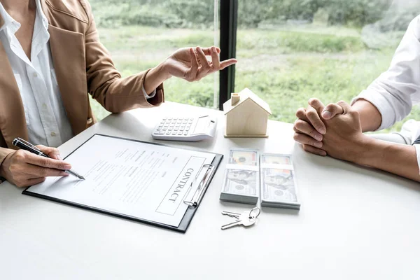 Mäklare Agent Talk Avtalsform Presentera Och Samråda Med Kunden Att — Stockfoto