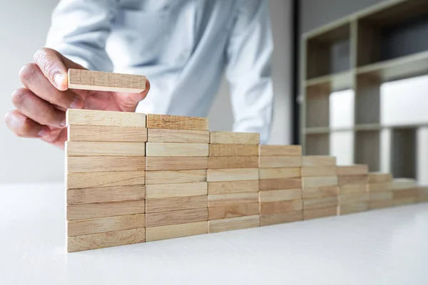Ryzyko Aby Business Growth Concept Drewnianych Klocków Ręka Biznesmena Gromadzenie — Zdjęcie stockowe