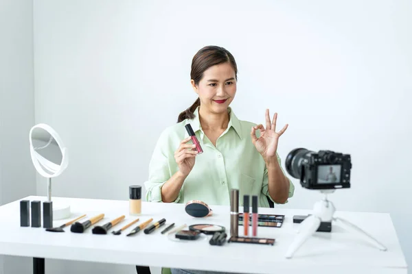 Γυναίκα Blogger Ομορφιά Δείχνει Κραγιόν Για Την Αναθεώρηση Του Προϊόντος — Φωτογραφία Αρχείου