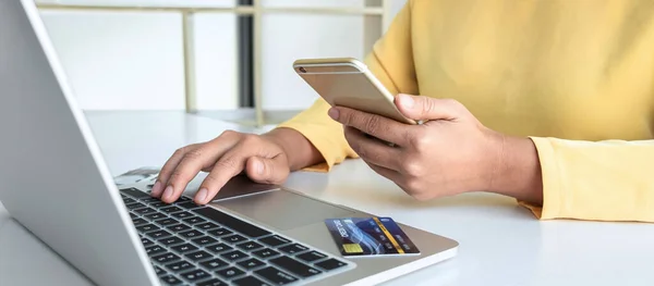 Wanita Yang Menggunakan Kartu Kredit Dan Smartphone Mendaftarkan Pembayaran Kode — Stok Foto