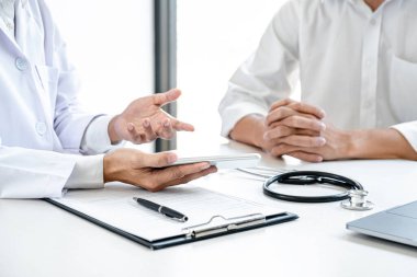 Hastalık teşhisi, semptom raporu veren doktor hasta hastalığıyla ilgili sonuçlar alındıktan sonra, hasta tedavisi ile ilgili bir yöntem önerdi..
