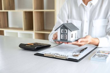 Emlak komisyoncusunun ev modelini onaylandıktan sonra müşteriye göndermesi, ev modeli ipotek kredisi teklifi ve ev sigortası.