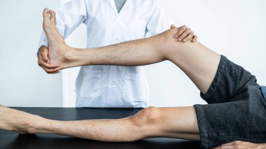 Kadın fizyoterapist, sağlık kliniğinde esneyerek ve fiziksel egzersiz yaparak iyileşme ve iyileşme sürecinde.