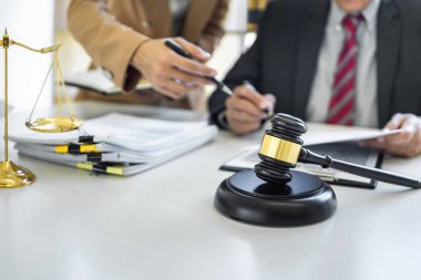 İyi hizmet işbirliği, İş kadını ve erkek avukatın danışmanlığı veya danışmanın müvekkil, hukuk ve hukuk hizmetleri konseptiyle takım toplantısı yapması.