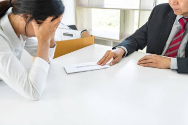 İstifa belgesi yazmak, istifa konsepti hazırlamak için çalışanlardan sonra son maaşını alan işveren eli.