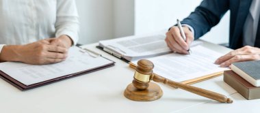 Erkek avukat ve profesyonel iş kadını avukatlık bürosunda çalışıyor ve tartışıyorlar, Yargıç Gavin adalet terazisinde çalışıyor..