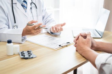 Hastalık teşhisi konan doktor, hasta tedavisi ile ilgili sorunların ortaya çıkmasından sonra bir yöntem önerdi..