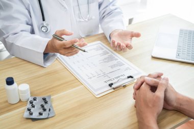 Hastalık teşhisi konan doktor, hasta tedavisi ile ilgili sorunların ortaya çıkmasından sonra bir yöntem önerdi..