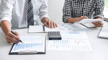 İş arkadaşlarının takım çalışması, danışmanlık yeni strateji planı iş ve pazar büyümesi mali belge grafik raporunda, büyüme kârı sağlama konferansı, ortak toplantılar ve brifing.