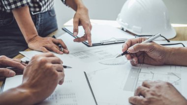 Modellik ve planlama alanında ortaklık ve mühendislik araçlarıyla çalışmak üzere proje için mühendis veya mimar toplantısının inşaat ve yapı konsepti, her iki şirket için de sözleşme.