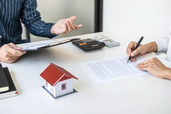 Immobilienmakler Agent Berät Kunden Bei Der Entscheidungsfindung Unterzeichnen Versicherungsformular Und — Stockfoto